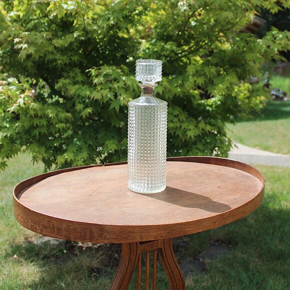 Vintage Diamond Point Glass Decanter โ Clear Pressed Glass with Stopper โ 11.75" - Picture 9 of 10